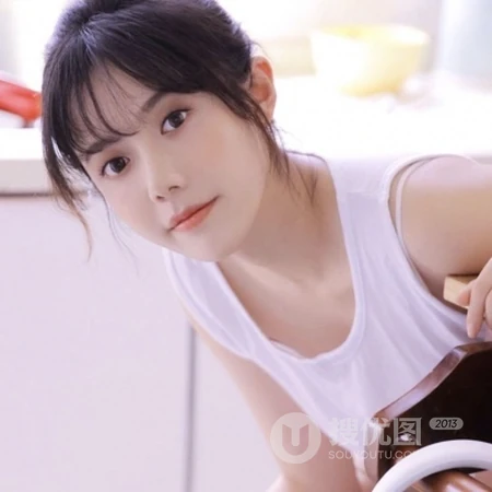气质开朗，超级好看的白背心真人女生网图一人多张套图微信头像图片
