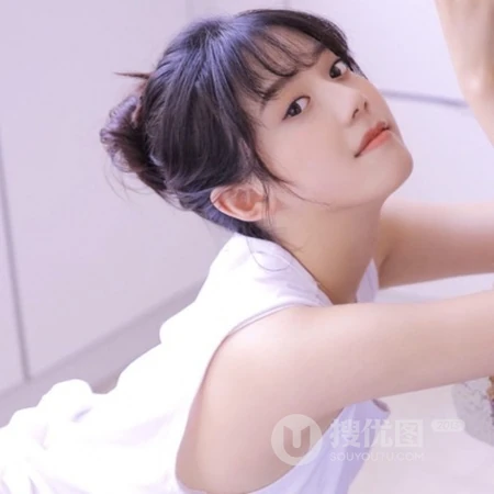 气质开朗，超级好看的白背心真人女生网图一人多张套图微信头像图片