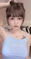 可爱齐刘海发型的台湾人气女生主播依渟气质甜美自拍生活照图片集