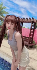 可爱齐刘海发型的台湾人气女生主播依渟气质甜美自拍生活照图片集