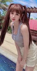 可爱齐刘海发型的台湾人气女生主播依渟气质甜美自拍生活照图片集