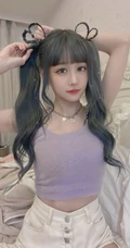 可爱齐刘海发型的台湾人气女生主播依渟气质甜美自拍生活照图片集
