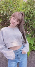 可爱齐刘海发型的台湾人气女生主播依渟气质甜美自拍生活照图片集