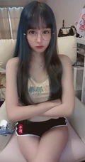 可爱齐刘海发型的台湾人气女生主播依渟气质甜美自拍生活照图片集