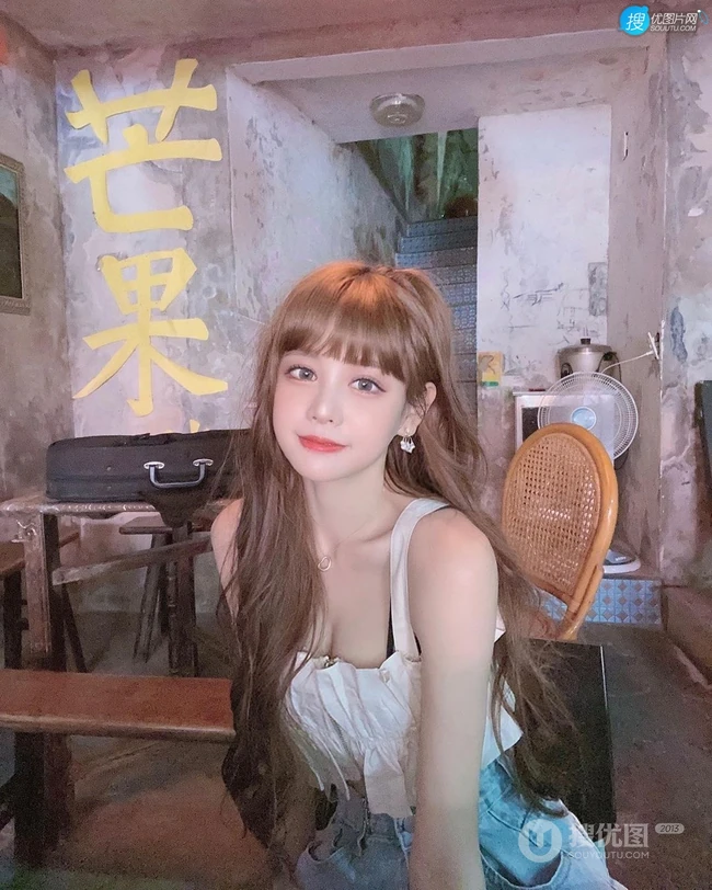 可爱齐刘海发型的台湾人气女生主播依渟气质甜美自拍生活照图片集