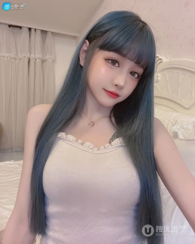 可爱齐刘海发型的台湾人气女生主播依渟气质甜美自拍生活照图片集
