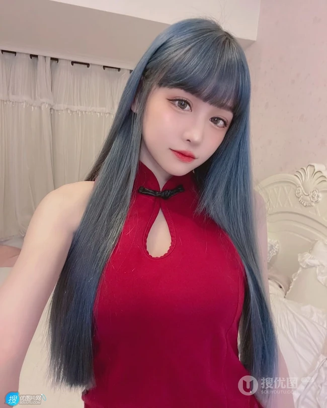 可爱齐刘海发型的台湾人气女生主播依渟气质甜美自拍生活照图片集