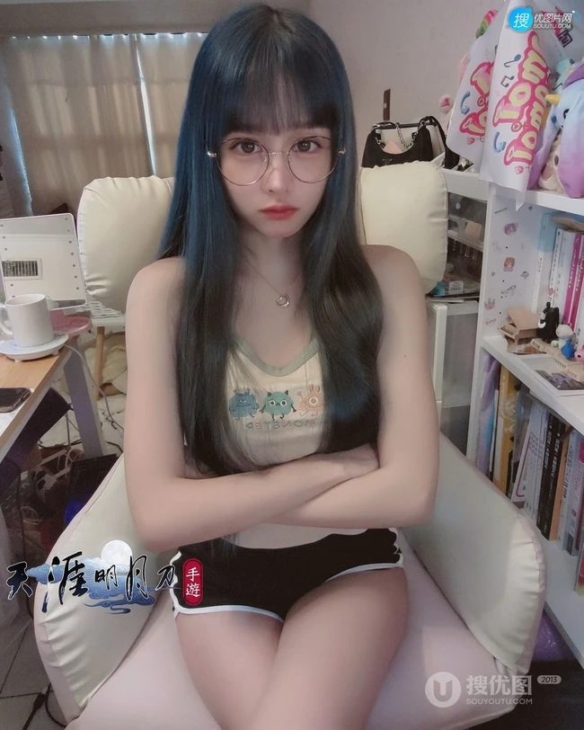 可爱齐刘海发型的台湾人气女生主播依渟气质甜美自拍生活照图片集
