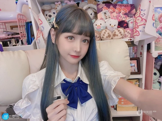可爱齐刘海发型的台湾人气女生主播依渟气质甜美自拍生活照图片集