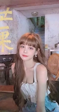 可爱齐刘海发型的台湾人气女生主播依渟气质甜美自拍生活照图片集