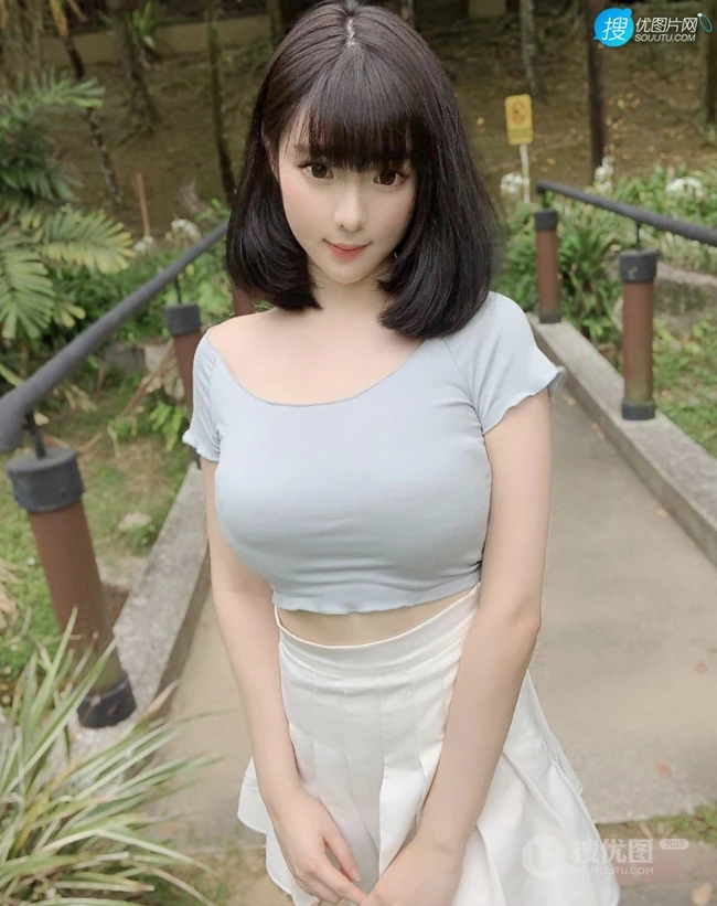 长得好像充气娃娃般的气质匀称马来西亚女生香儿户外街拍甜美生活照图集