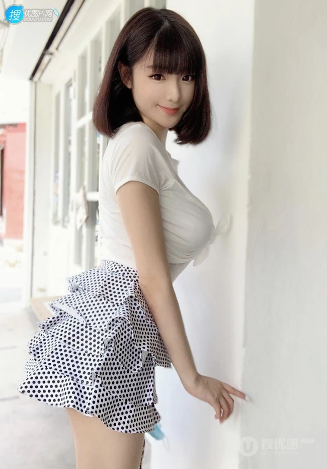 长得好像充气娃娃般的气质匀称马来西亚女生香儿户外街拍甜美生活照图集