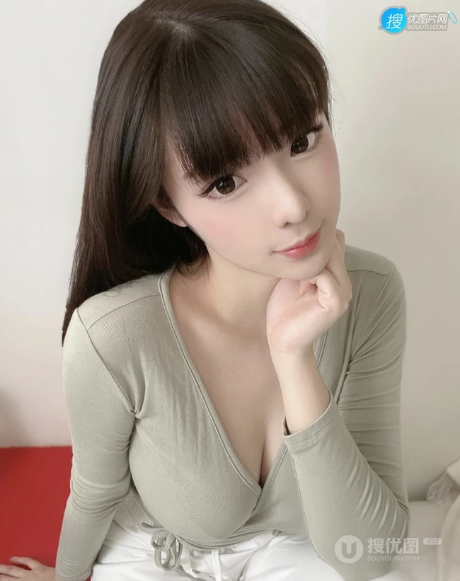 长得好像充气娃娃般的气质匀称马来西亚女生香儿户外街拍甜美生活照图集