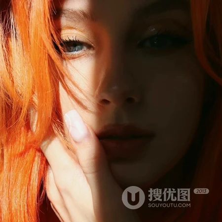 染着红色发色的酷靓欧美女生超模微距写真高级感满满微信头像图片