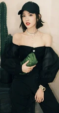 唐艺昕走气质风格全黑look写真，秀美肩锁骨，柔美魅力无法挡！