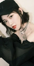 唐艺昕走气质风格全黑look写真，秀美肩锁骨，柔美魅力无法挡！