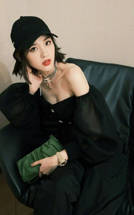 唐艺昕走气质风格全黑look写真，秀美肩锁骨，柔美魅力无法挡！