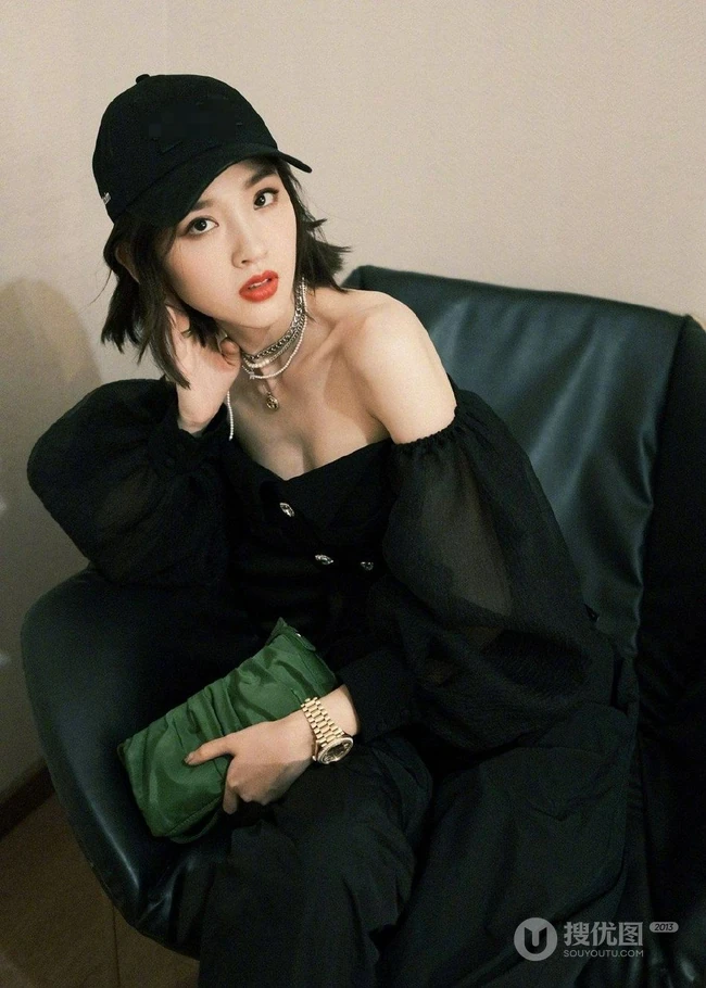 唐艺昕走气质风格全黑look写真，秀美肩锁骨，柔美魅力无法挡！