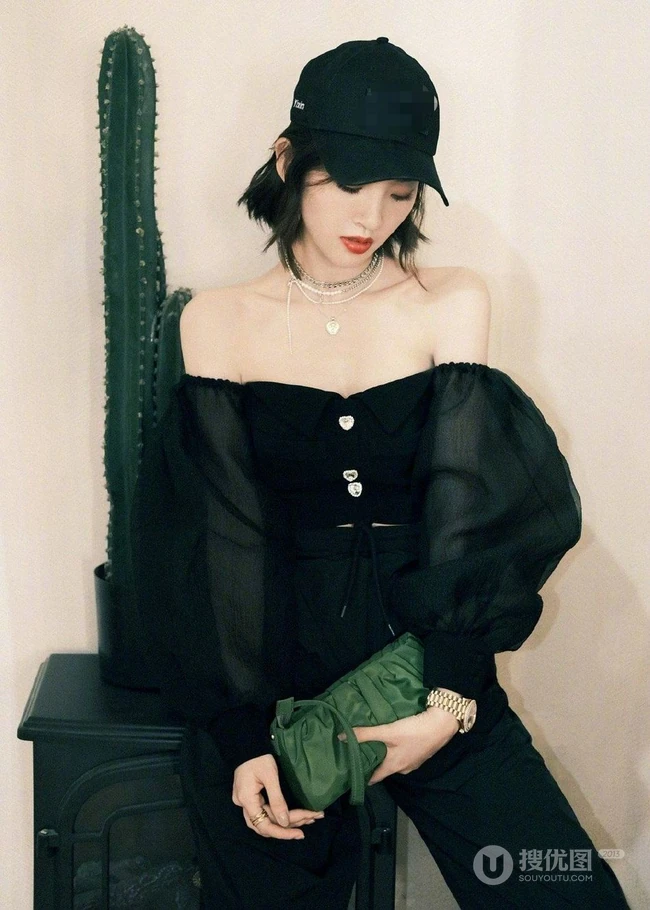 唐艺昕走气质风格全黑look写真，秀美肩锁骨，柔美魅力无法挡！