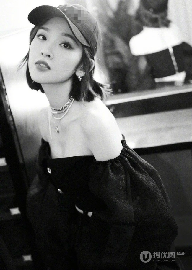 唐艺昕走气质风格全黑look写真，秀美肩锁骨，柔美魅力无法挡！