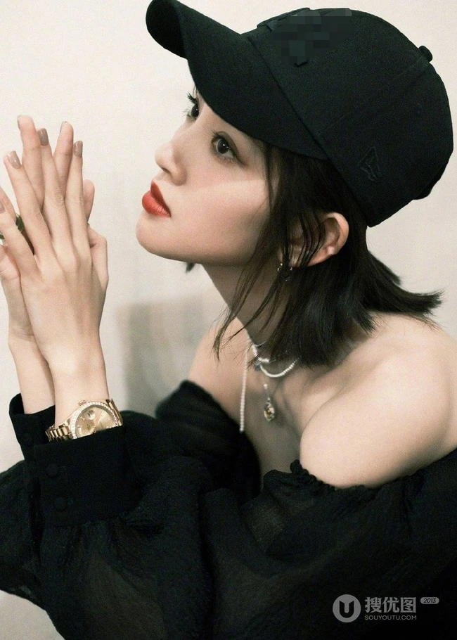 唐艺昕走气质风格全黑look写真，秀美肩锁骨，柔美魅力无法挡！