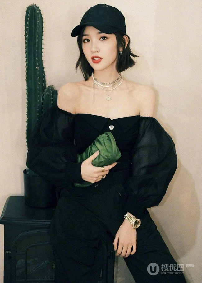 唐艺昕走气质风格全黑look写真，秀美肩锁骨，柔美魅力无法挡！