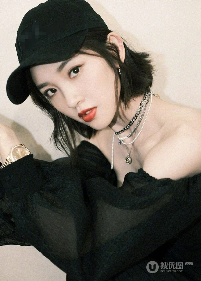 唐艺昕走气质风格全黑look写真，秀美肩锁骨，柔美魅力无法挡！