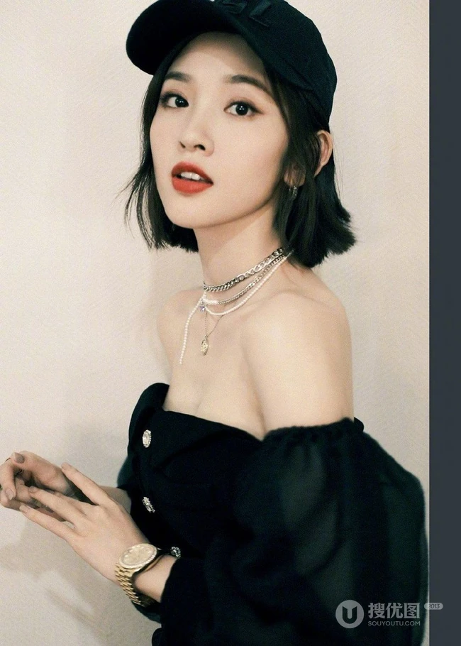 唐艺昕走气质风格全黑look写真，秀美肩锁骨，柔美魅力无法挡！