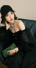 唐艺昕走气质风格全黑look写真，秀美肩锁骨，柔美魅力无法挡！