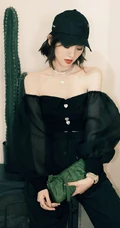 唐艺昕走气质风格全黑look写真，秀美肩锁骨，柔美魅力无法挡！
