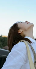 沈月微博晒清新夏日写真，白衫背带裤穿搭，甜美可人活力满满