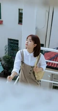 沈月微博晒清新夏日写真，白衫背带裤穿搭，甜美可人活力满满