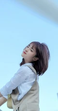 沈月微博晒清新夏日写真，白衫背带裤穿搭，甜美可人活力满满