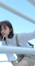 沈月微博晒清新夏日写真，白衫背带裤穿搭，甜美可人活力满满
