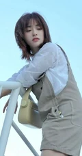 沈月微博晒清新夏日写真，白衫背带裤穿搭，甜美可人活力满满