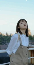 沈月微博晒清新夏日写真，白衫背带裤穿搭，甜美可人活力满满