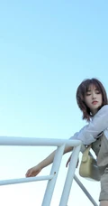 沈月微博晒清新夏日写真，白衫背带裤穿搭，甜美可人活力满满