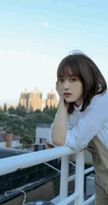 沈月微博晒清新夏日写真，白衫背带裤穿搭，甜美可人活力满满