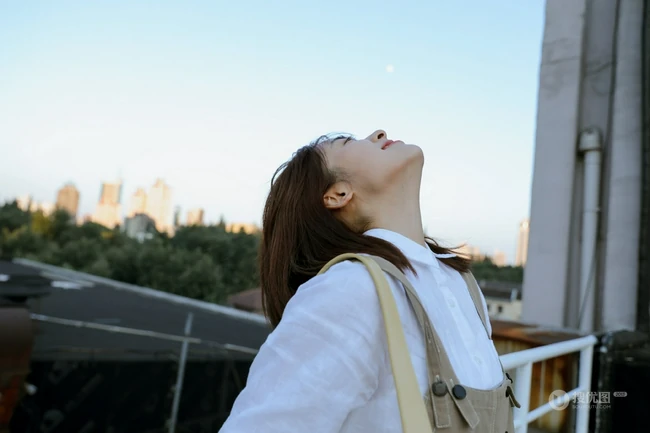 沈月微博晒清新夏日写真，白衫背带裤穿搭，甜美可人活力满满