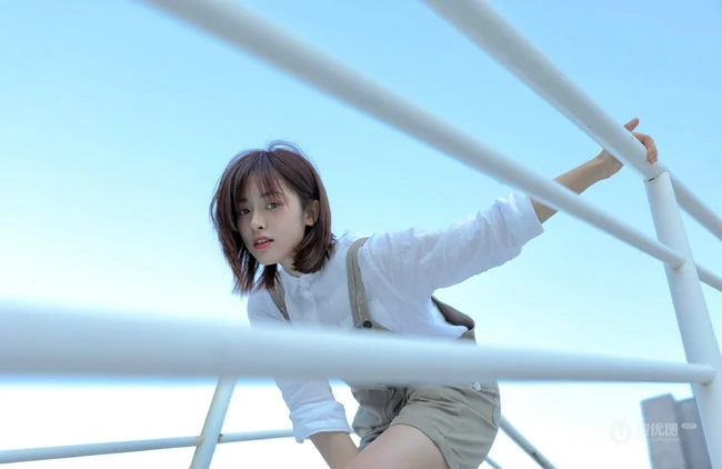 沈月微博晒清新夏日写真，白衫背带裤穿搭，甜美可人活力满满