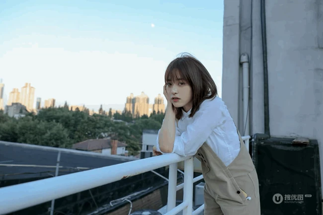 沈月微博晒清新夏日写真，白衫背带裤穿搭，甜美可人活力满满