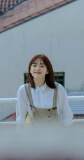 沈月微博晒清新夏日写真，白衫背带裤穿搭，甜美可人活力满满