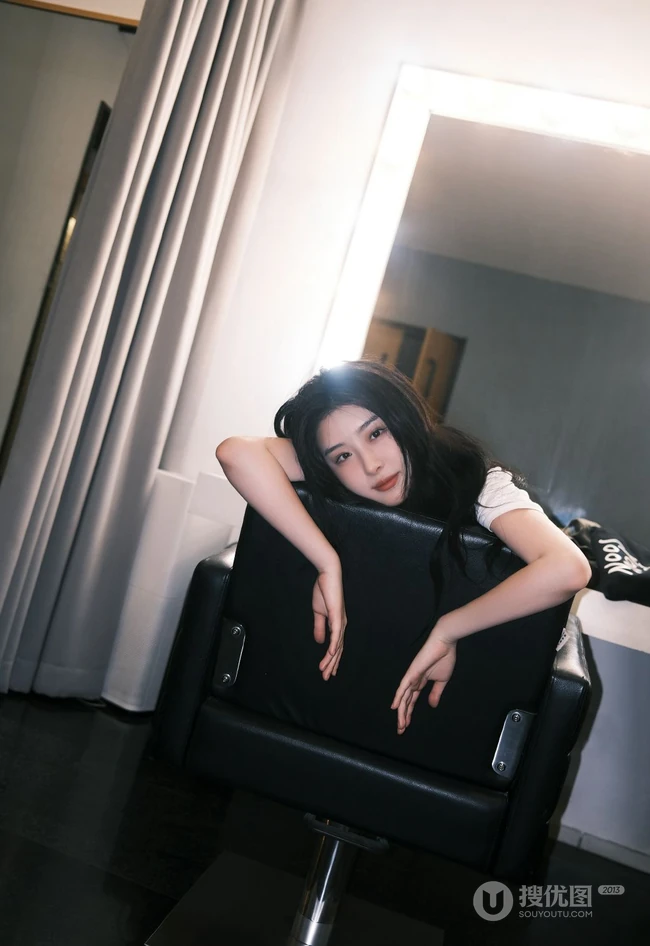 赵小棠微博晒8月8张图慵懒居家一个人悠闲写真生活照