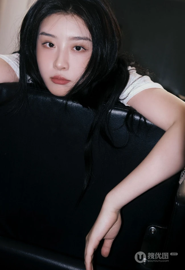 赵小棠微博晒8月8张图慵懒居家一个人悠闲写真生活照