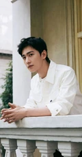 杨洋帅气白色牛仔夹克衣T恤穿搭老洋房复古写真图片