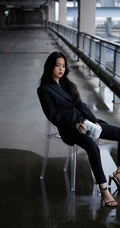 欧阳娜娜全黑西服套装着身化身酷女孩天台停车场写真靓照