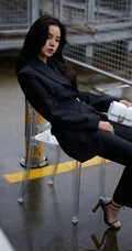 欧阳娜娜全黑西服套装着身化身酷女孩天台停车场写真靓照