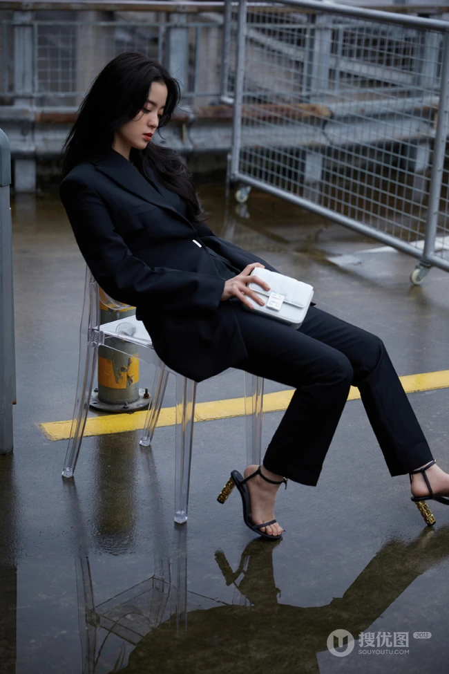 欧阳娜娜全黑西服套装着身化身酷女孩天台停车场写真靓照