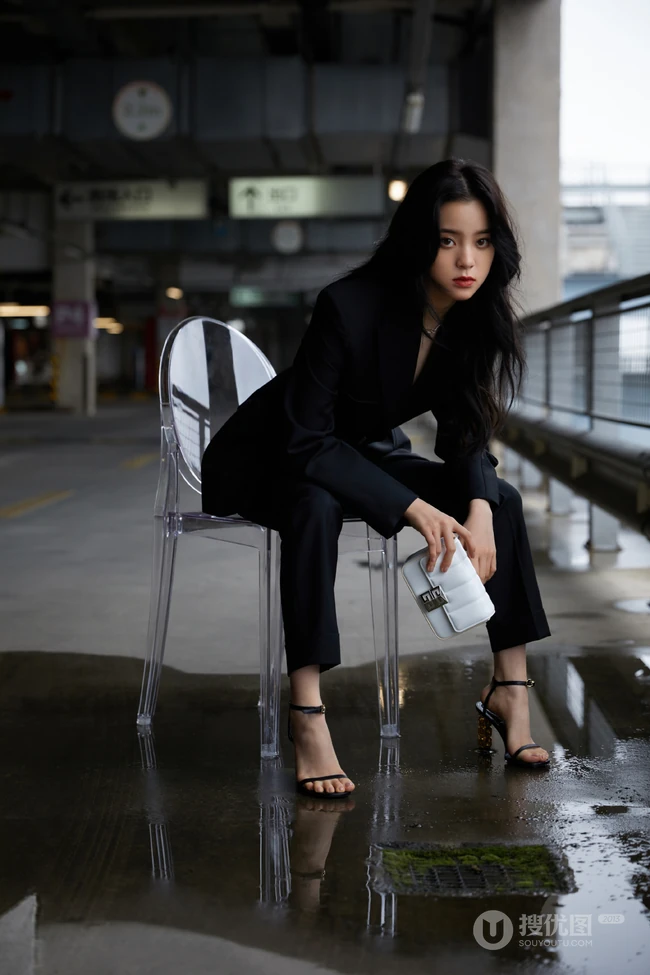 欧阳娜娜全黑西服套装着身化身酷女孩天台停车场写真靓照