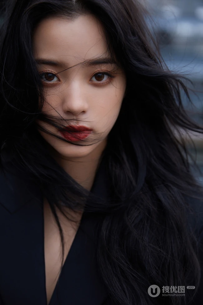 欧阳娜娜全黑西服套装着身化身酷女孩天台停车场写真靓照